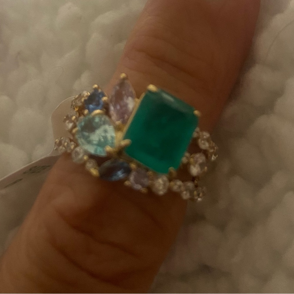 Bomb Party size 8/Elegant Gold and Green Gemstone Ring